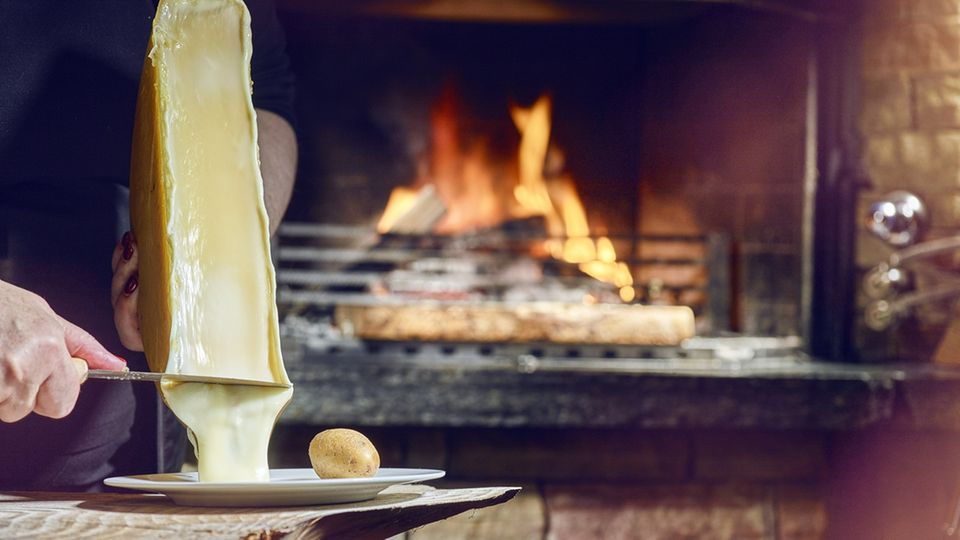 Herrlich aromatisches Walliser Raclette vom offenen Feuer – purer Genuss nach einem langen Tag auf der Piste