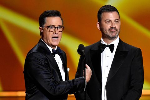 Stephen Colbert (l.) unterstützt Jimmy Kimmel (hier bei der Emmy-Verleihung 2019).