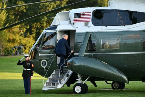 Trump beim Besteigen der Marine One
