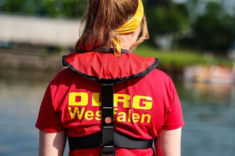 Einsatzkräfte der DLRG müssen seit Einführung der Rhein-Badeverbote deutlich seltener Leben retten, berichtet ein Sprecher der D