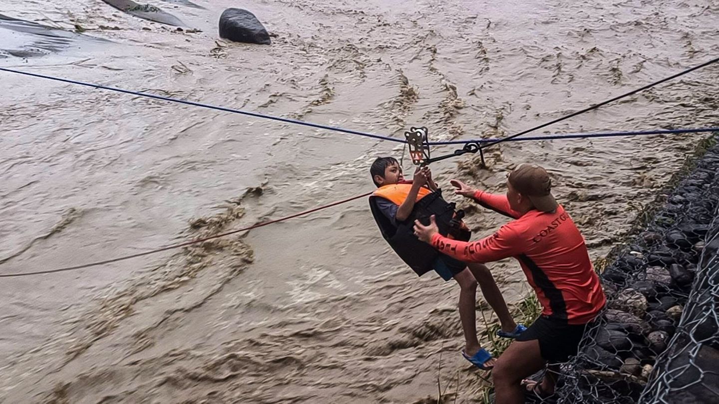 Viele Menschen mussten gerettet werden. Foto: Philippine Coast Guard/XinHua/dpa