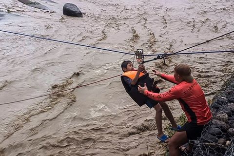 Viele Menschen mussten gerettet werden. Foto: Philippine Coast Guard/XinHua/dpa