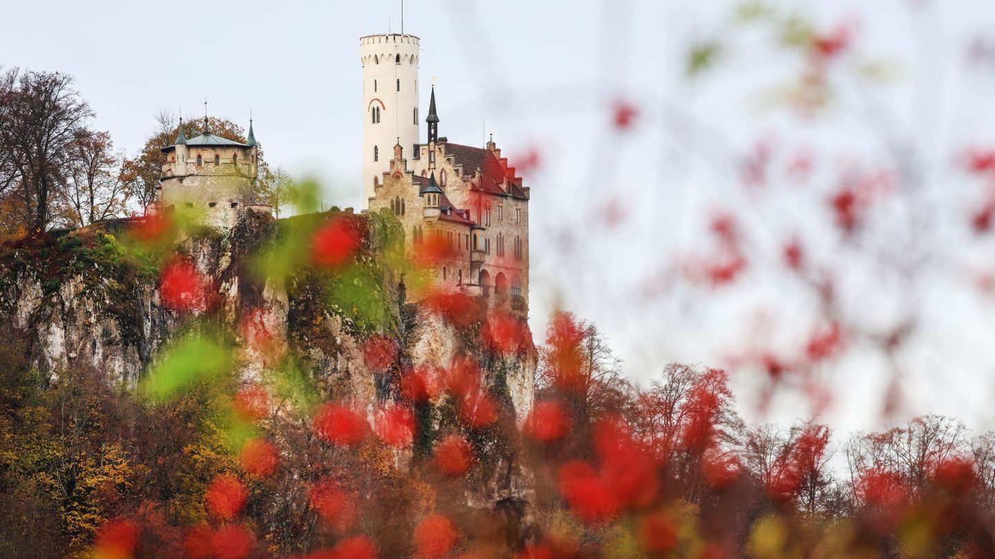 Der Albaufstieg bei Schloss Lichtenstein ist nach einem Steinschlag gesperrt. (Archivbild) Foto: Thomas Warnack/dpa