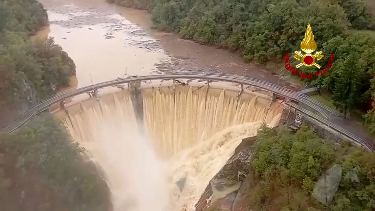 Das Standbild aus einem Video der italienischen Feuerwehr zeigt den Fluss Valla. Foto: Vigili del Fuoco/dpa