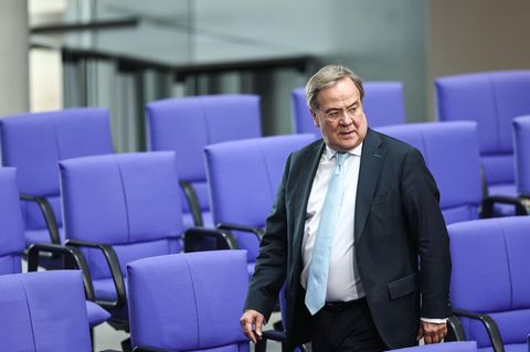 Armin Laschet läuft durchs Plenum des Bundestags