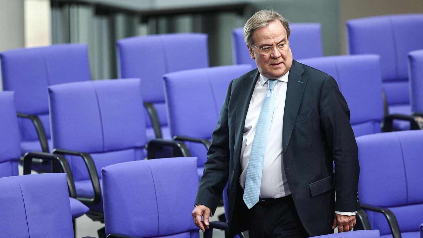 Armin Laschet läuft durchs Plenum des Bundestags