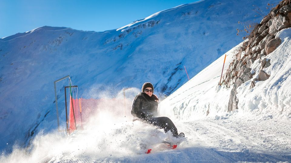 Ohne Skier unterwegs: Schlitteln von der Belalp nach Blatten ist der perfekte Winterspaß! Die rasante Abfahrt führt durch eine atemberaubende Winterlandschaft Schlitteln von der Belalp nach Blatten ist der perfekte Winterspaß! Die rasante Abfahrt führt durch eine atemberaubende Winterlandschaft