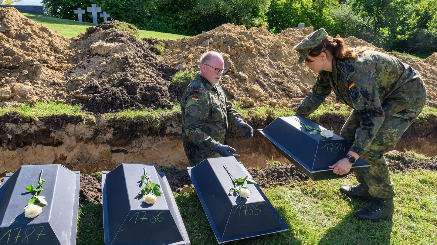 In kleinen Särgen befinden sich die Gebeine vieler Soldaten aus dem Zweiten Weltkrieg. Foto: Patrick Pleul/dpa