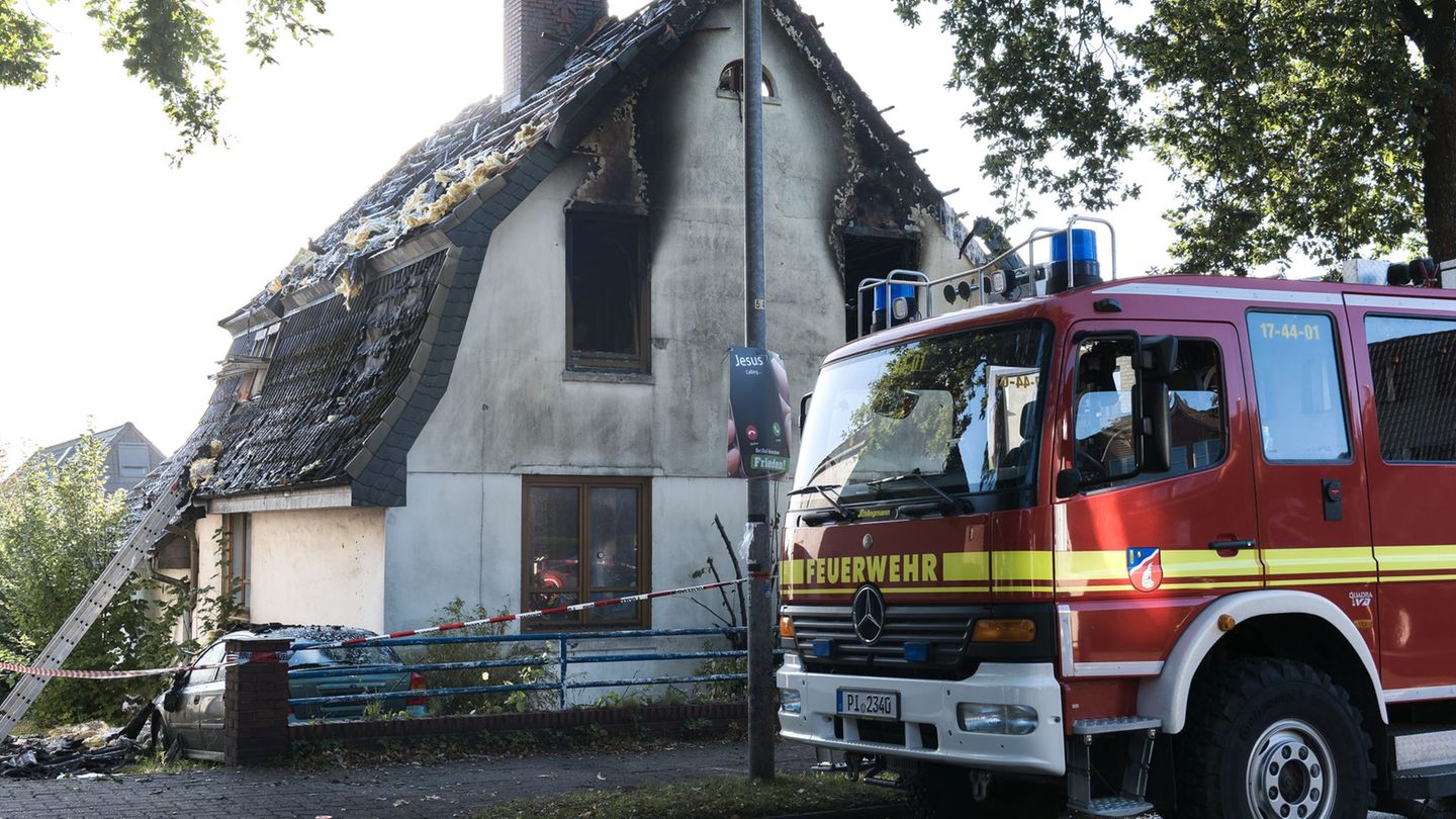 Eine Neunjährige wird nach dem Brand noch vermisst. Foto: Marcus Golejewski/dpa