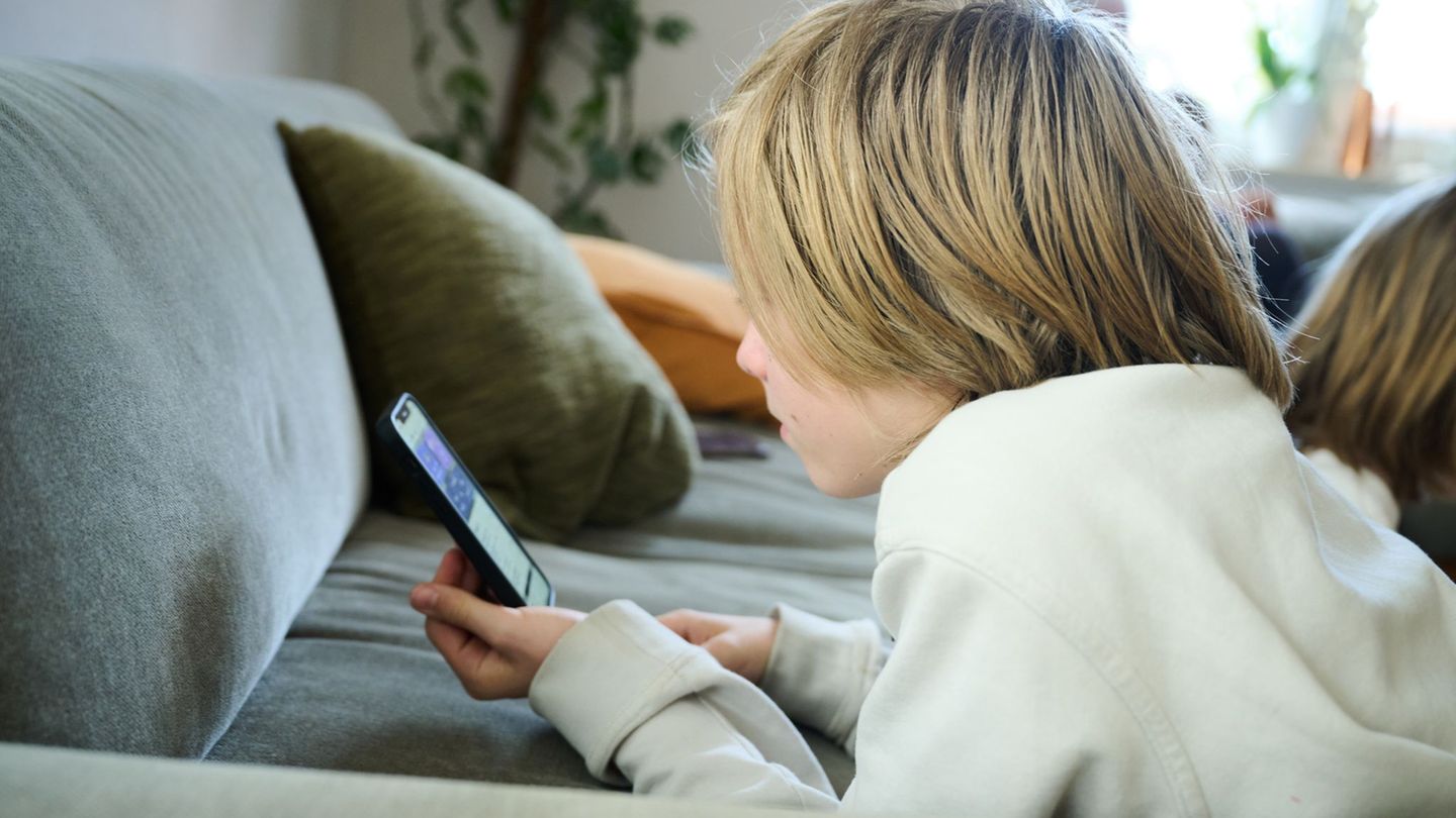 Ein großer Teil der Jugendlichen will laut einer Studie soziale Medien im Internet weniger nutzen - schafft es aber nicht. (Symb