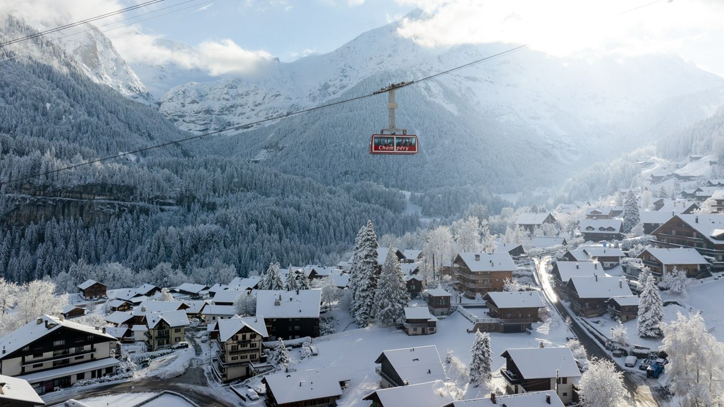 Das Dorf Champéry auf 1.050 Metern ü. M. verzaubert mit traditionellen Chalets, kleinen Geschäften, Bars und Restaurants