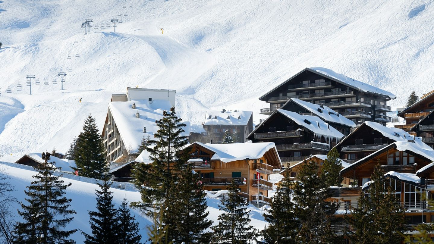 Les Crosets ist auf Schweizer Seite als zentraler Punkt im Skigebiet Portes du Soleil bekannt, weil hier die Pisten zusammenlaufen