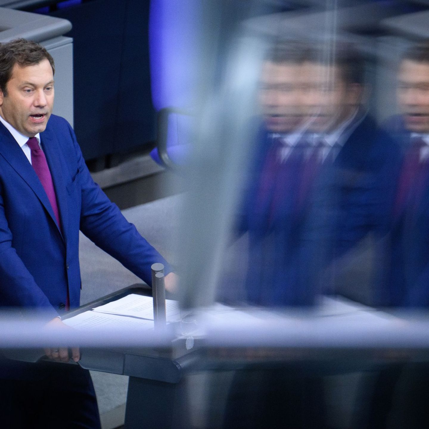 Klingbeil schwört im Bundestag auf harte Zeiten ein. Foto: Bernd von Jutrczenka/dpa