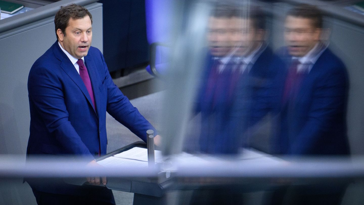 Klingbeil schwört im Bundestag auf harte Zeiten ein. Foto: Bernd von Jutrczenka/dpa