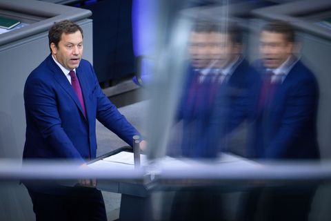 Klingbeil schwört im Bundestag auf harte Zeiten ein. Foto: Bernd von Jutrczenka/dpa
