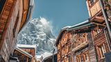 Verschneite Dörfer, malerisch eingebettet in die Bergwelt, laden zum Einkehren ein