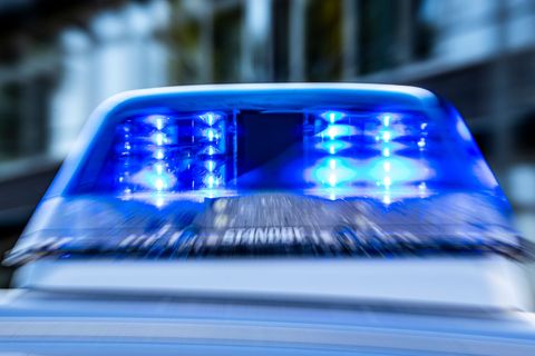 Die Polizei hat ein frisiertes Skateboard sichergestellt. (Symbolbild) Foto: David Inderlied/dpa