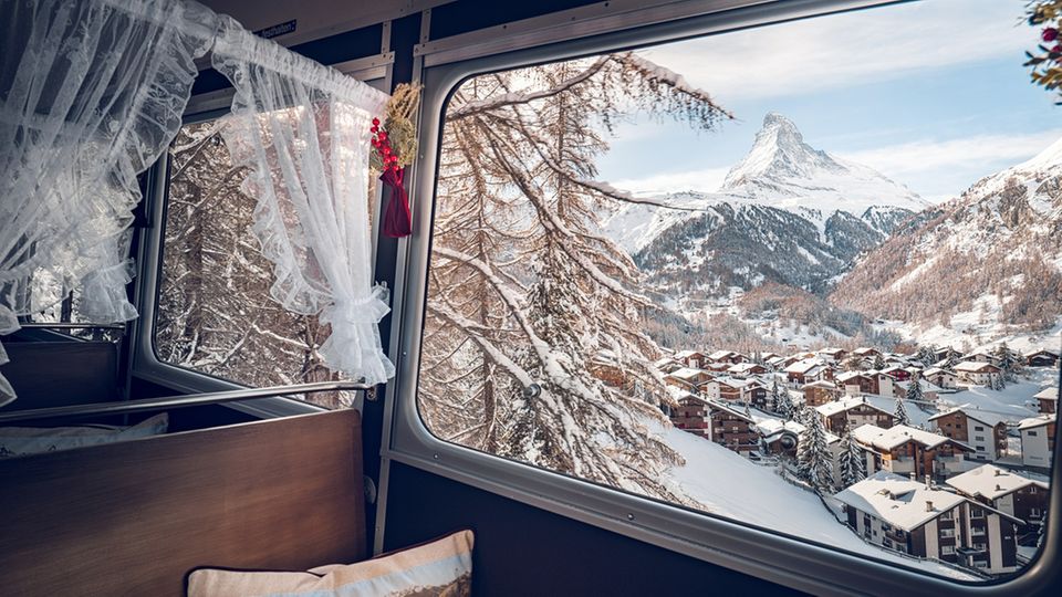 Wer mit der NostalChic Class der Gornergrat Bahn fährt, kommt unterwegs nicht nur in den Genuss traumhafter Panoramen, sondern auch des alpinen Stils an Bord