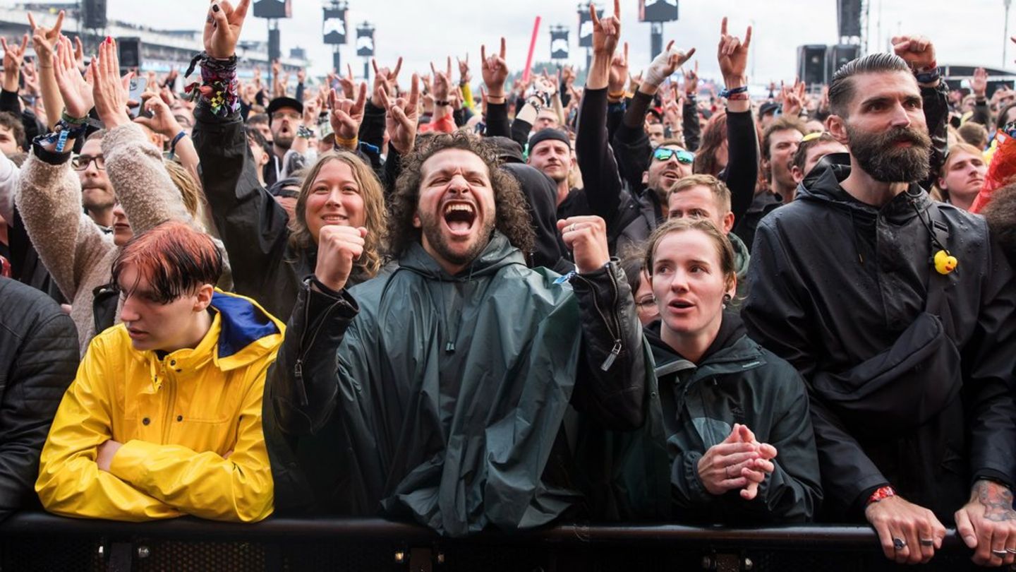 Besucherinnen und Besucher des "Rock am Ring"-Festivals in diesem Jahr.