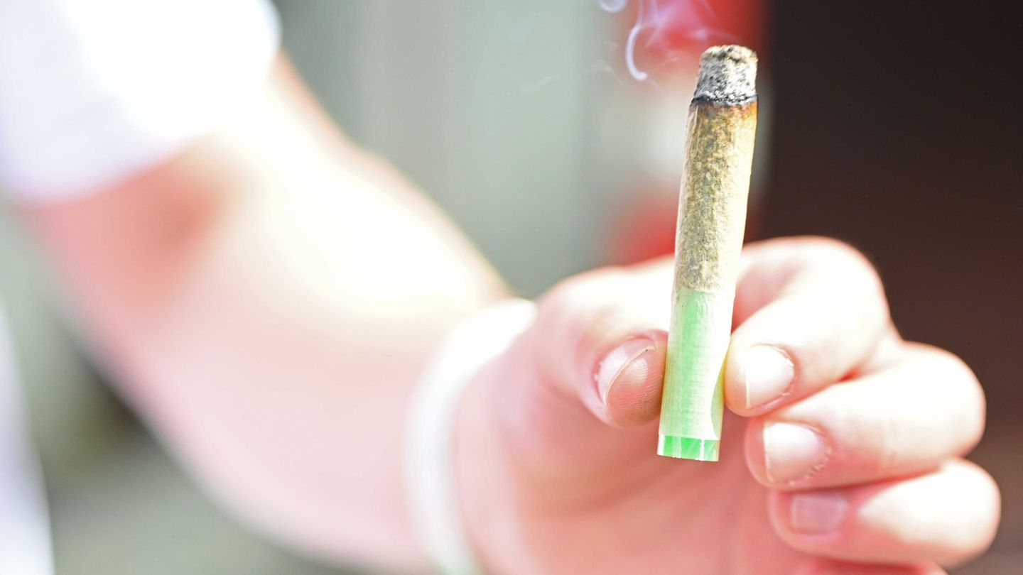 Junge Erwachsene greifen einer neuen Studie zufolge häufiger zu Cannabis als früher. (Illustration) Foto: Michael Brandt/dpa