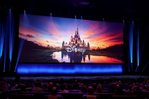 Das berühmte Disney-Schloss auf einer Kinoleinwand