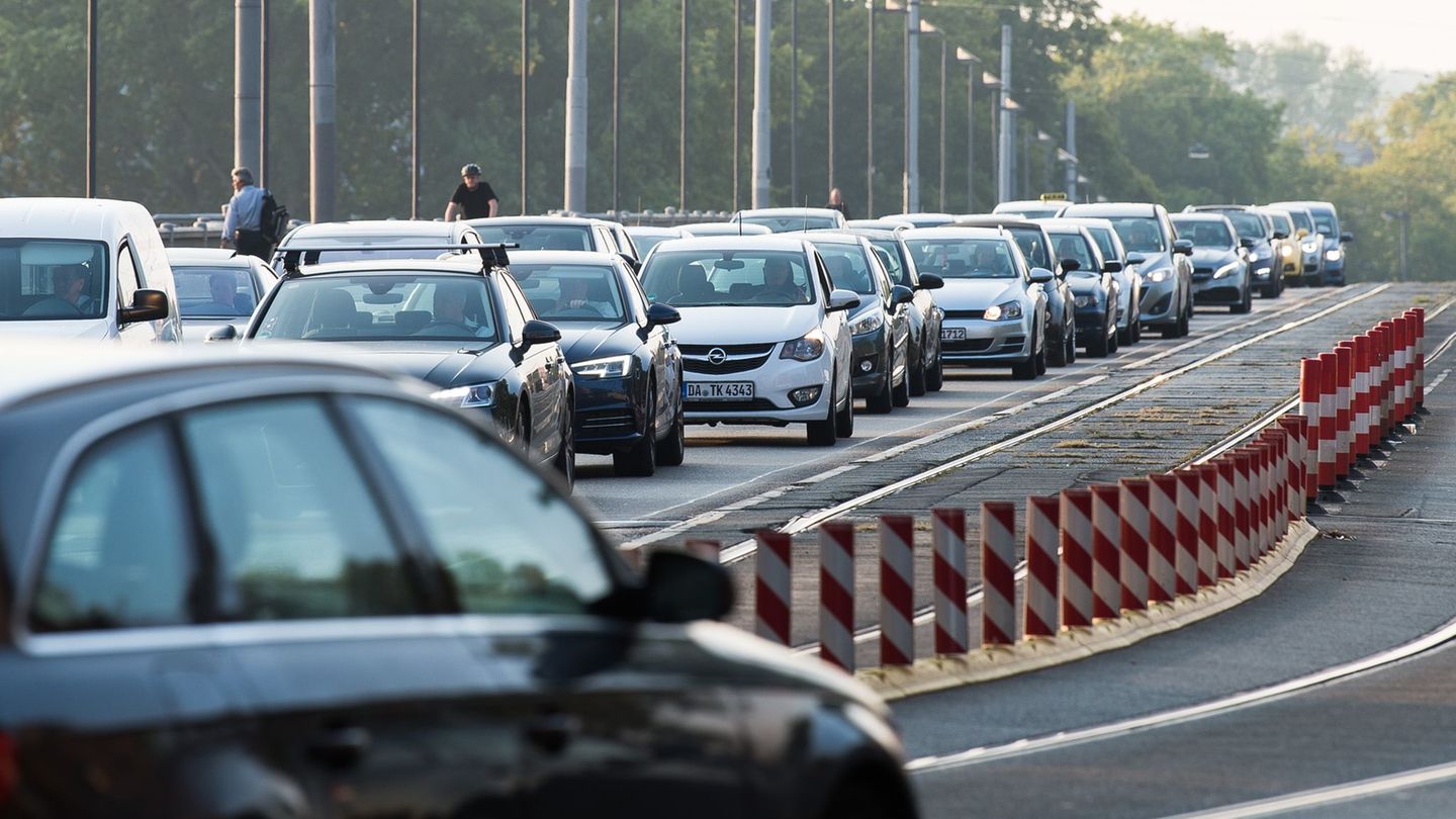 Eine Mitfahr-App soll für weniger Autoverkehr in Marburg sorgen. (Symbolbild) Foto: Silas Stein/dpa