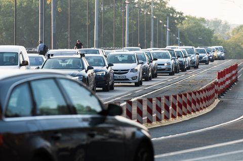 Eine Mitfahr-App soll für weniger Autoverkehr in Marburg sorgen. (Symbolbild) Foto: Silas Stein/dpa