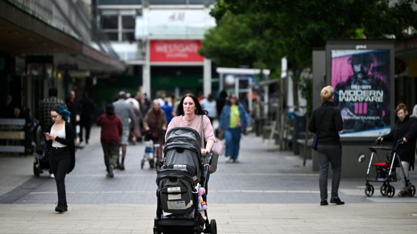 Frau mit Kinderwagen