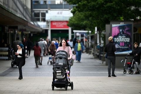 Frau mit Kinderwagen