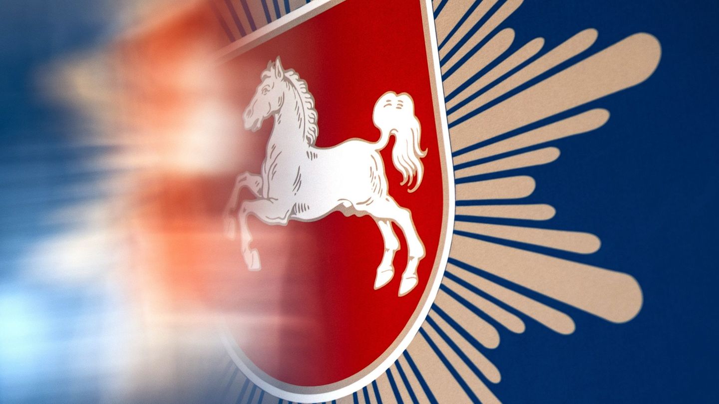 Die Polizei in Niedersachsen steht erneut unter Druck wegen einer problematischen Chatgruppe. (Symbolbild) Foto: Swen Pförtner/d