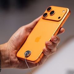 Ein Kunde hält das iPhone 17 Pro Max in Orange im Apple Store