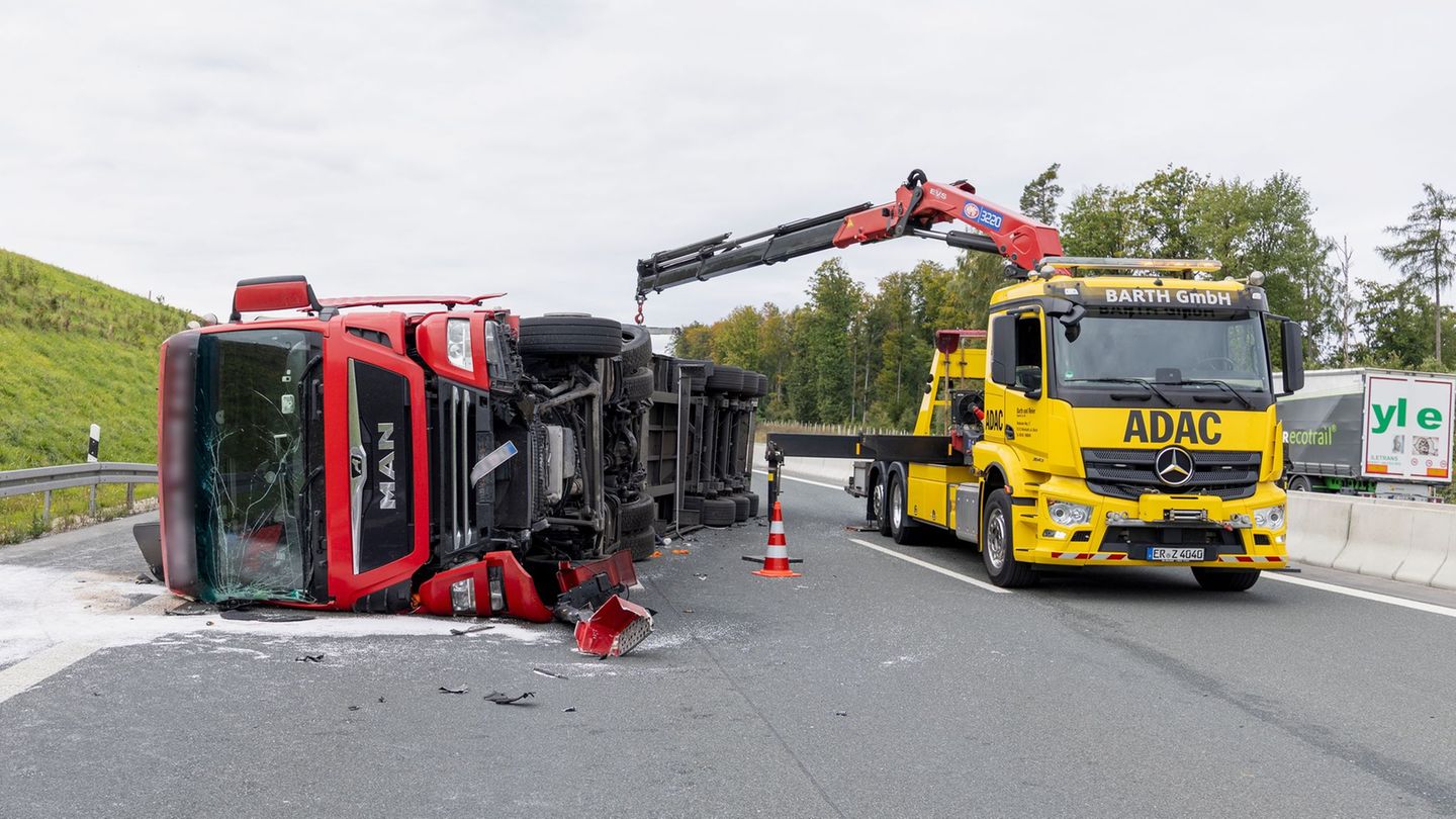 Der querliegende Lastwagen muss geborgen werden. Foto: Heiko Becker/dpa