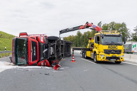 Der querliegende Lastwagen muss geborgen werden. Foto: Heiko Becker/dpa