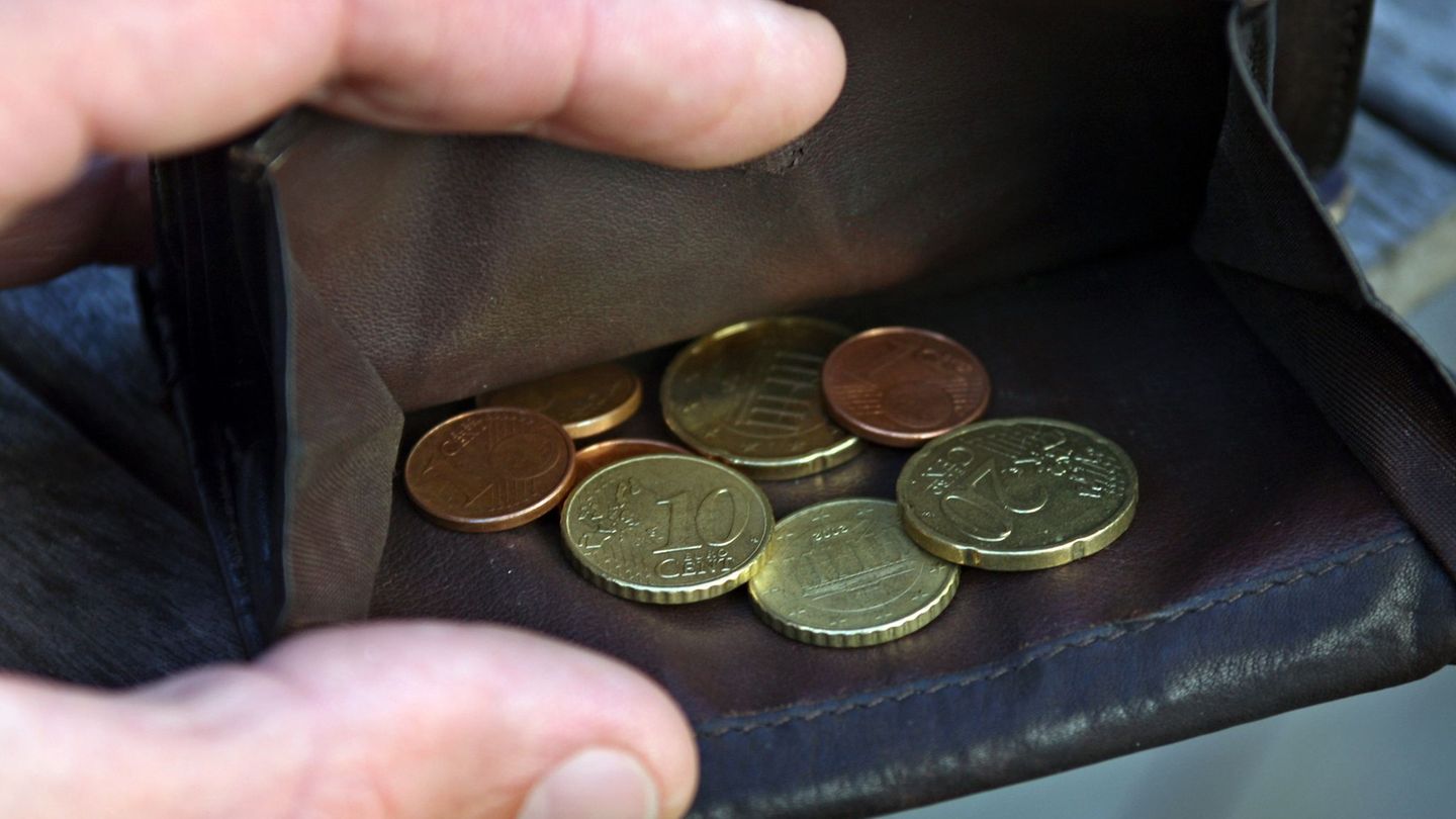 Wenn das Geld in besonderen Lebenslagen nicht reicht, springt der Staat ein. Die Zahl der Betroffenen legte zuletzt deutlich zu.