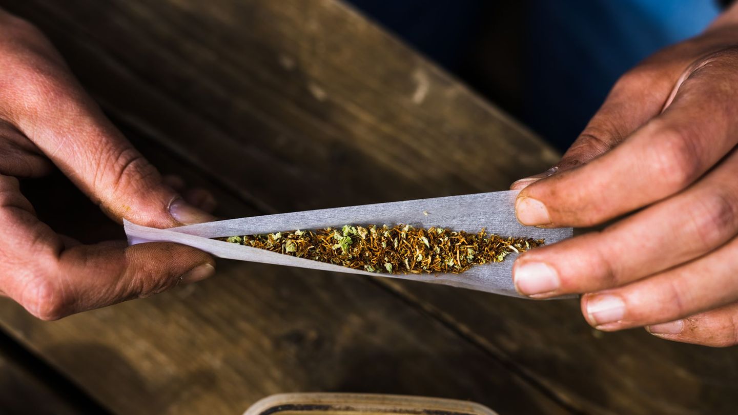 Ein Joint mit Cannabis und Tabak - für die daraus resultierenden möglichen Gefahren bietet die Stadt Wiesbaden in einem Pilotpro