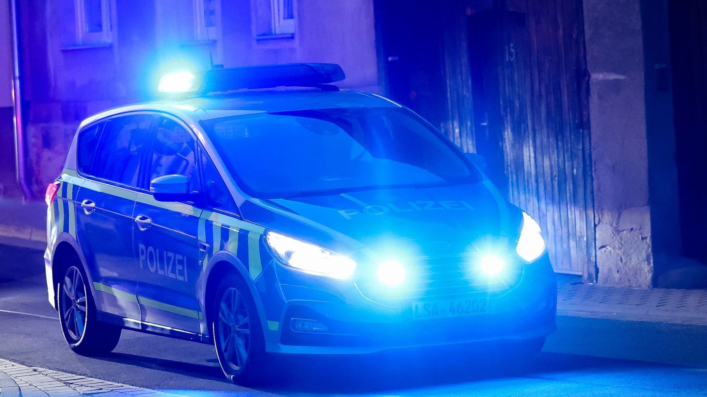 Die Polizei hilft bei der überraschenden Geburt auf dem Weg ins Krankenhaus. (Symbolbild) Foto: Jan Woitas/dpa