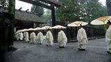 Ise, Japan. Shinto-Priester marschieren in den Hauptpalast von Toyoukedaijingu, auch bekannt als das "Äußere Heiligtum", des Ise-Jingu-Schrein-Komplexes. Bei der sogenannten "Shikinen Sengu"-Zeremonie wird die Haupthalle des Schrein auf einem Nebengrundstück komplett neu errichtet, das alte Gebäude wird anschließend im Zuge eines Erneuerungsprozesses verbrannt. Das Prozedere endet 2033