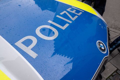 Die Kriminalpolizei ermittelt gegen einen Musiklehrer, der Schülerinnen heimlich unter den Rock gefilmt haben soll. (Symbolbild)