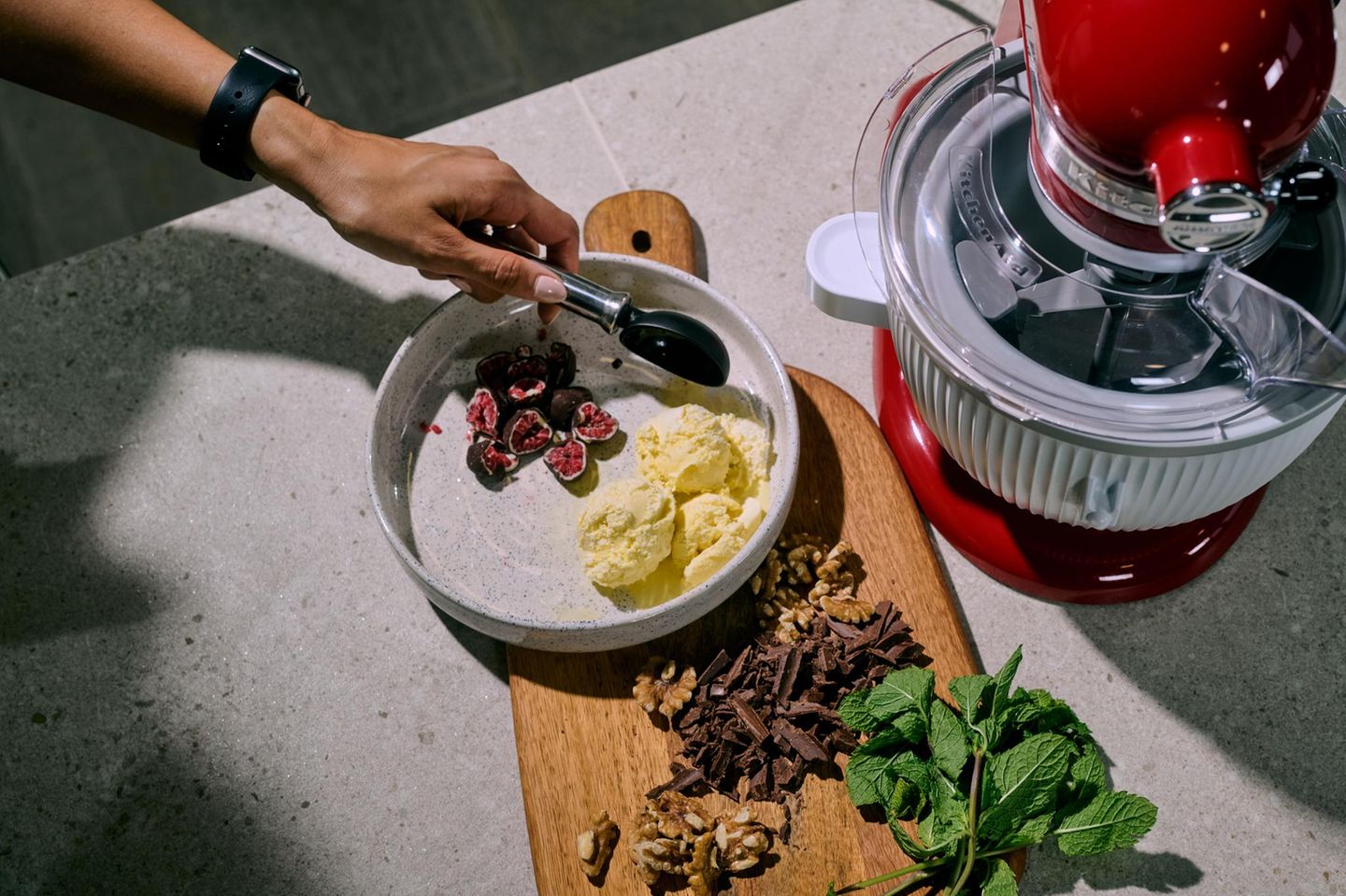 Eismaschinen Test: Vanilleeis ist auf einem Teller neben einer Eismaschine drapiert.