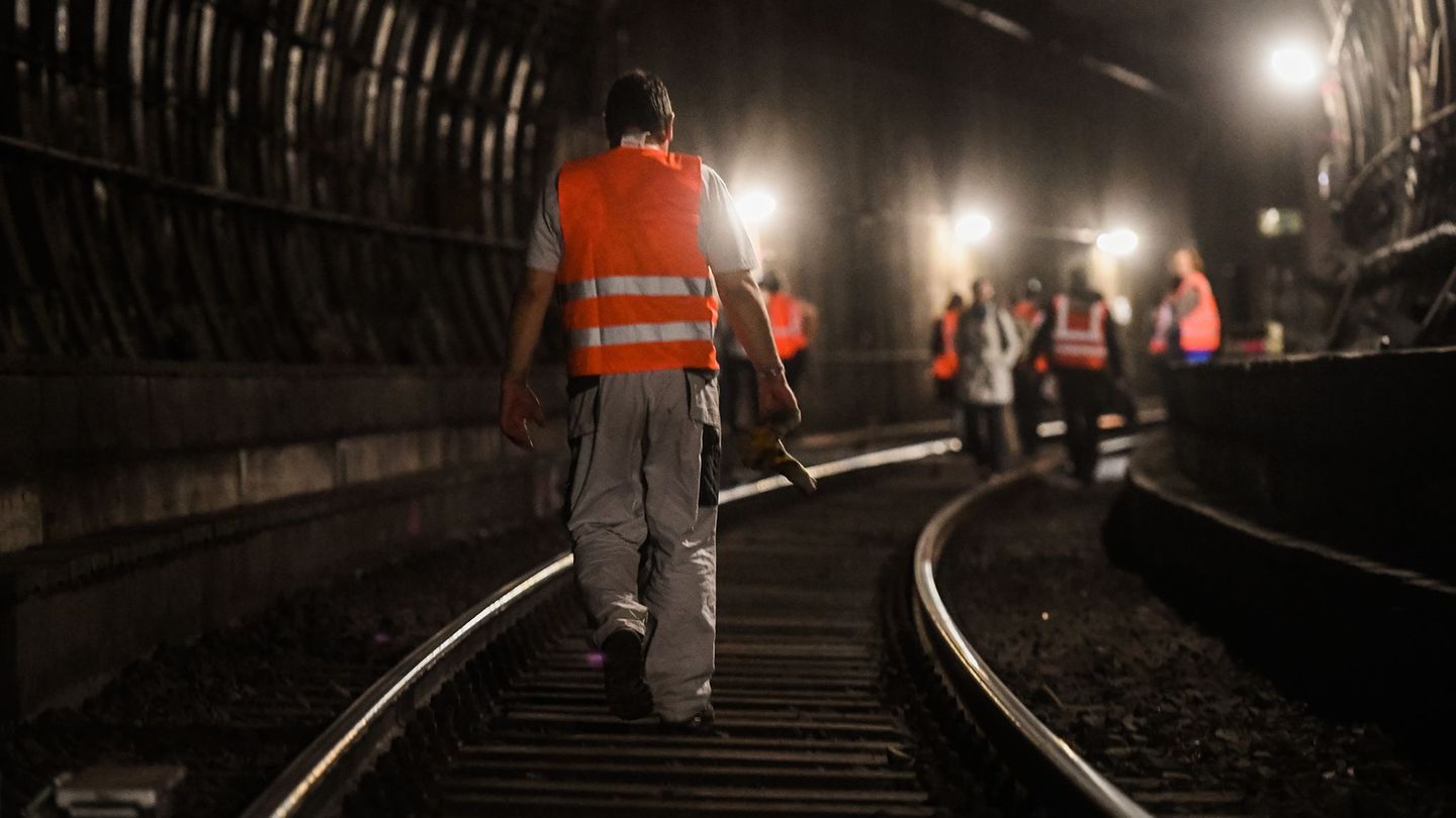 Wegen Bauarbeiten war die S-Bahn-Strecke zwischen Frankfurt und Offenbach gesperrt. (Archivbild) Foto: Andreas Arnold/dpa