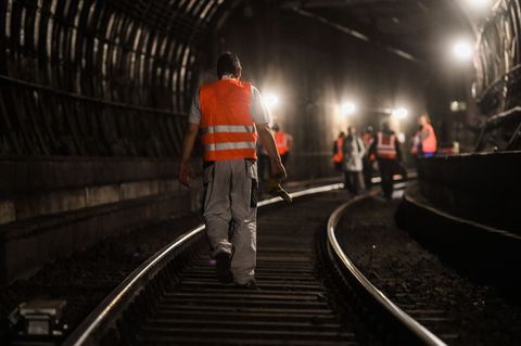 Wegen Bauarbeiten war die S-Bahn-Strecke zwischen Frankfurt und Offenbach gesperrt. (Archivbild) Foto: Andreas Arnold/dpa