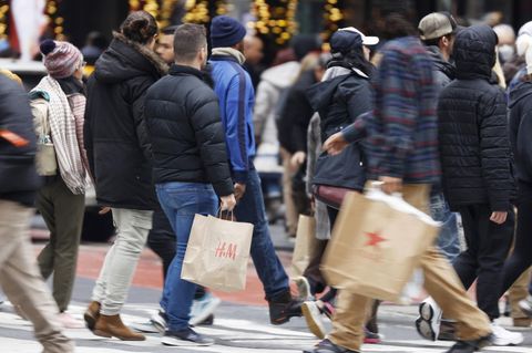 Iran-Delegation in New York: Menschen mit Einkaufstüten in New York