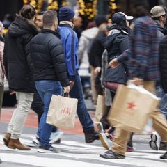 Iran-Delegation in New York: Menschen mit Einkaufstüten in New York