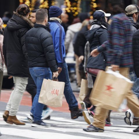 Iran-Delegation in New York: Menschen mit Einkaufstüten in New York