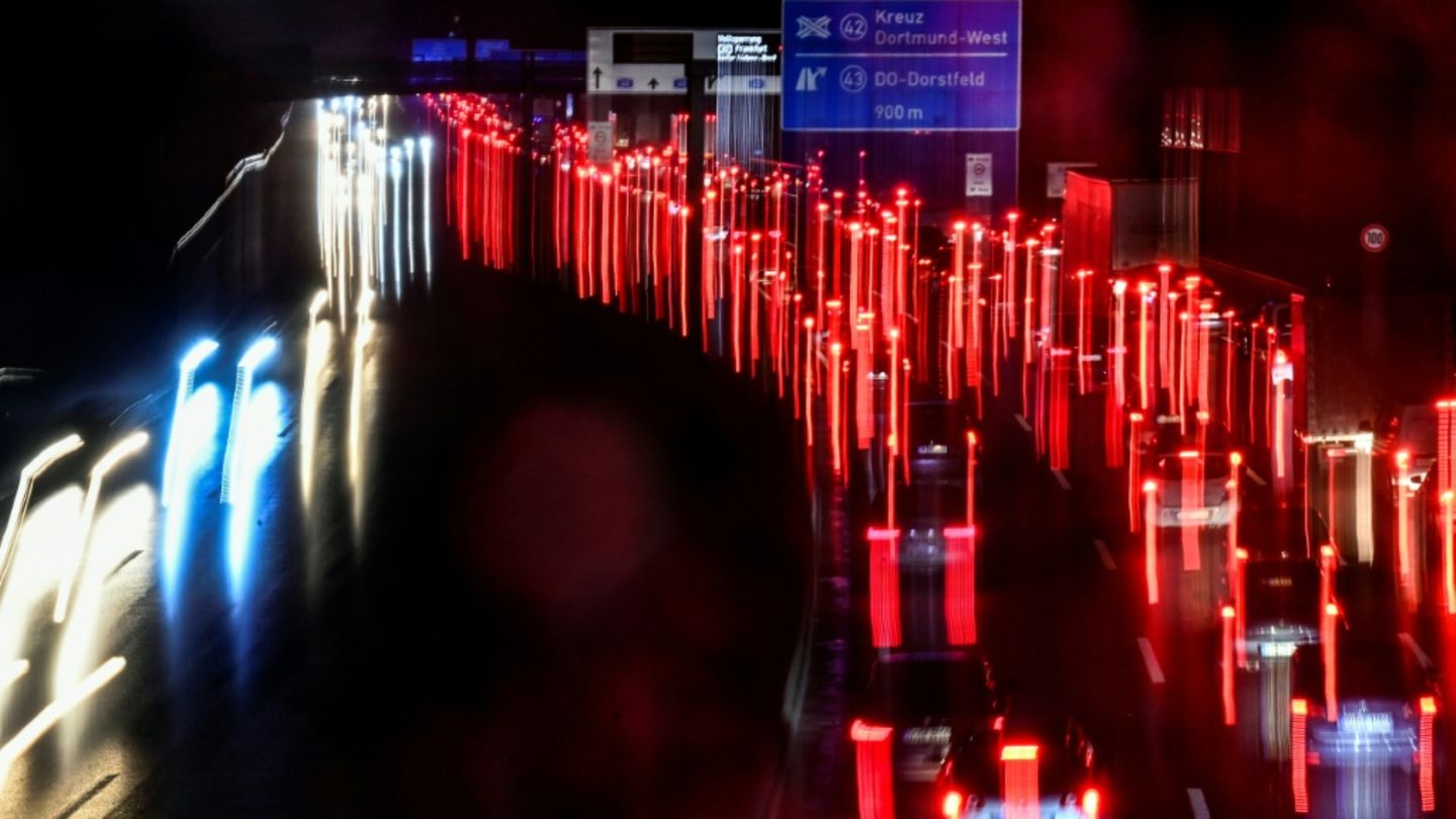 Autobahn bei Dortmund in der Nacht