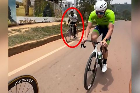 Mann auf Drahtesel überholt Tour-Sieger Pogacar