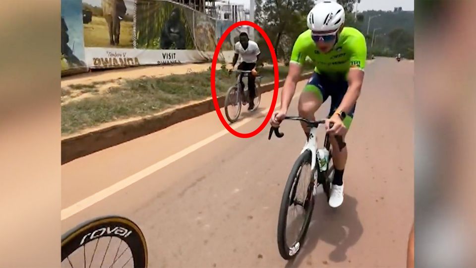 Mann auf Drahtesel überholt Tour-Sieger Pogacar