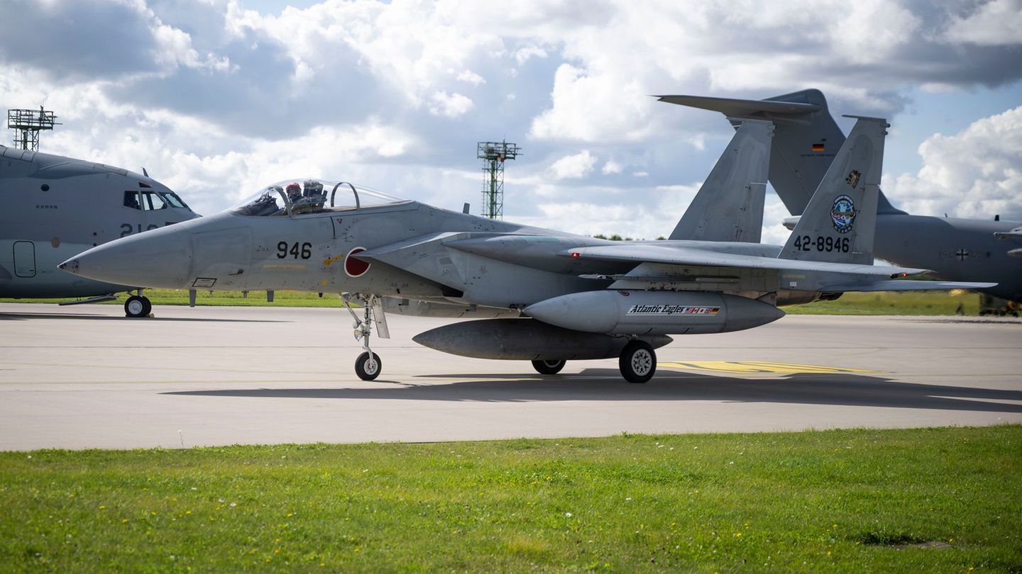 Die Japan Air Self-Defense Force (JASDF) ist erstmals mit Kampfflugzeugen in Deutschland zu Gast. Foto: Philip Dulian/dpa