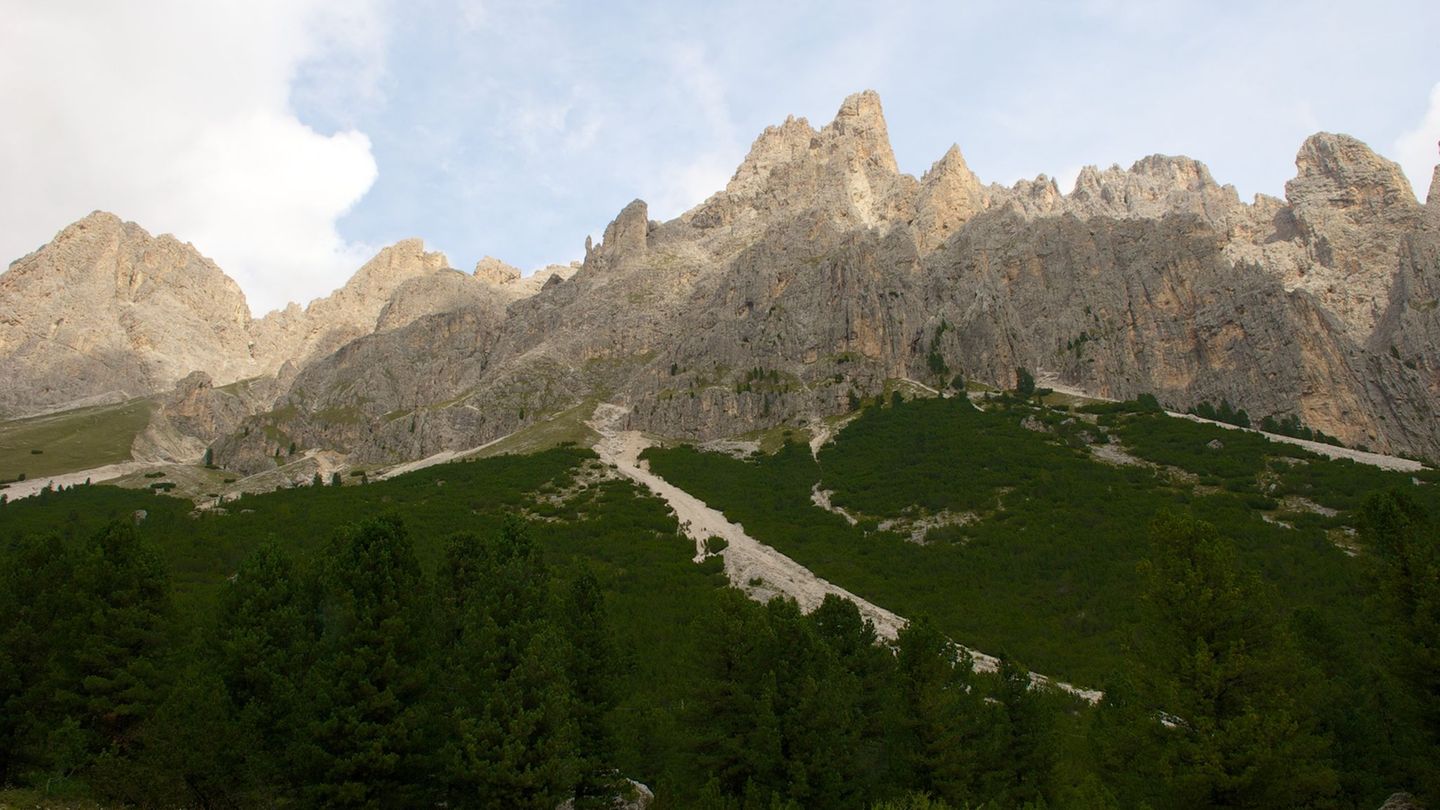 Die Rosengartengruppe gehört zu den bekanntesten Gebirgszügen in den Dolomiten. (Archivbild) Foto: picture alliance / Ursula Dür