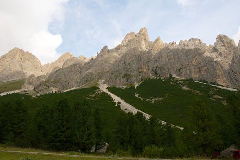 Die Rosengartengruppe gehört zu den bekanntesten Gebirgszügen in den Dolomiten. (Archivbild) Foto: picture alliance / Ursula Dür